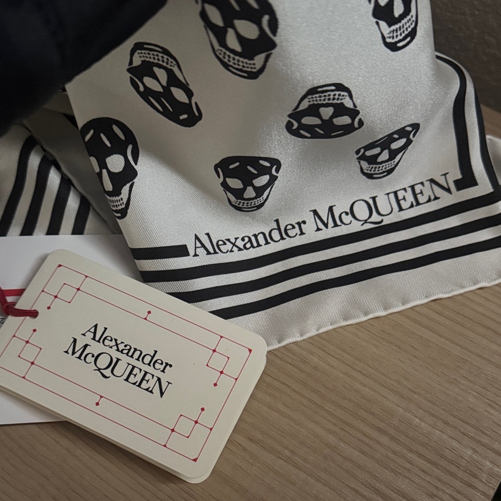 Alexander McQueen 
Skull Print Silk Scarf Black White Shawl/Scarf